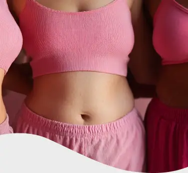 Hombre con chomba con cara de dolor mientras sostiene una hamburguesa y unas papas fritas