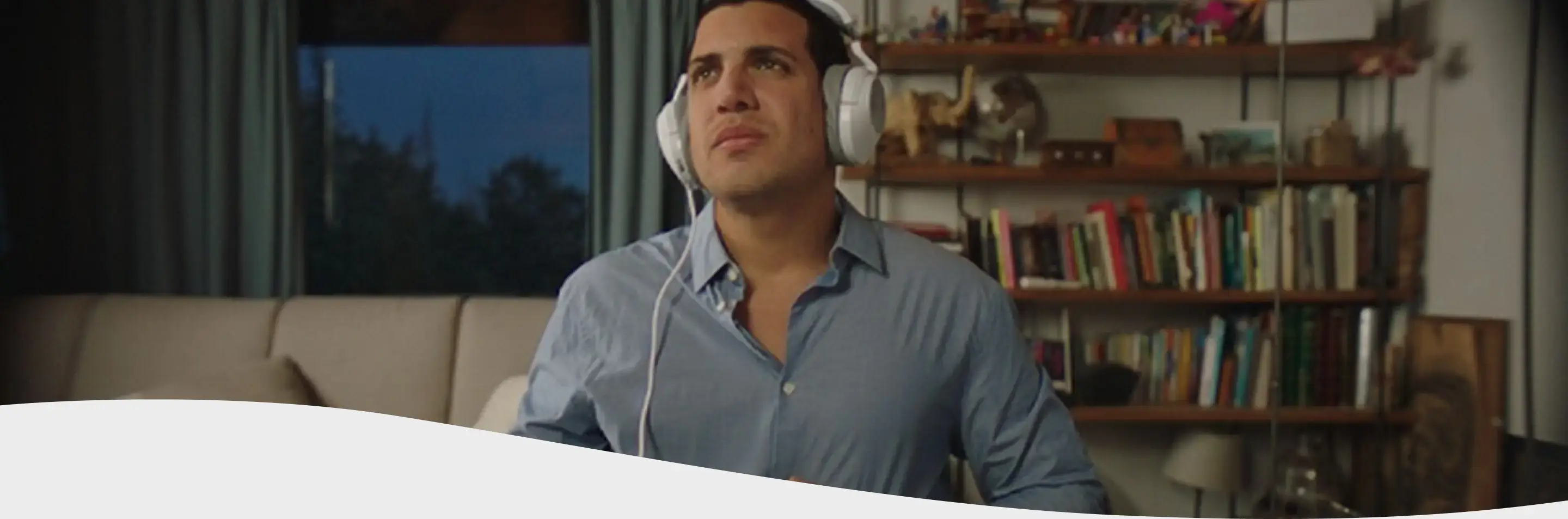 Mujer con rulos comiendo pizza agarrándose la panza por el dolor