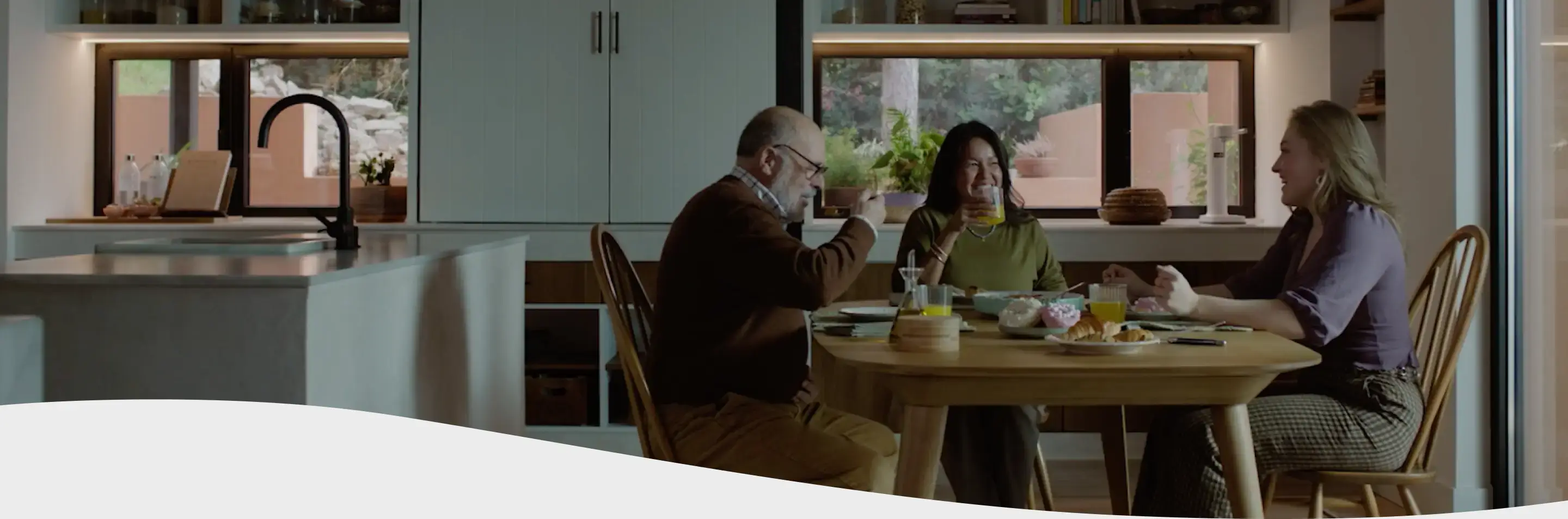 Hombre con chomba comiéndose una hamburguesa