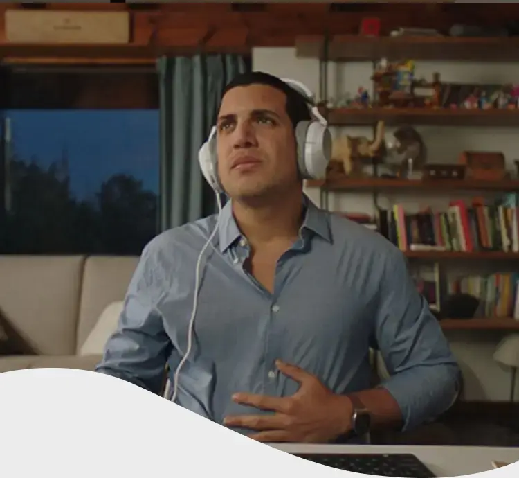 Mujer con rulos comiendo pizza agarrándose la panza por el dolor