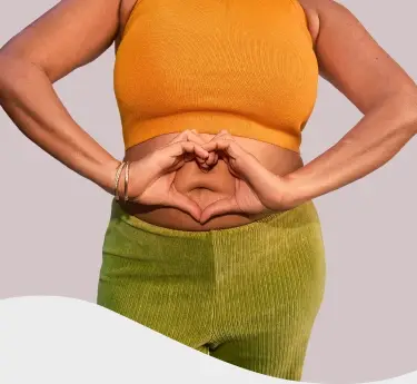 Mujer sonriendo sosteniendo su panza