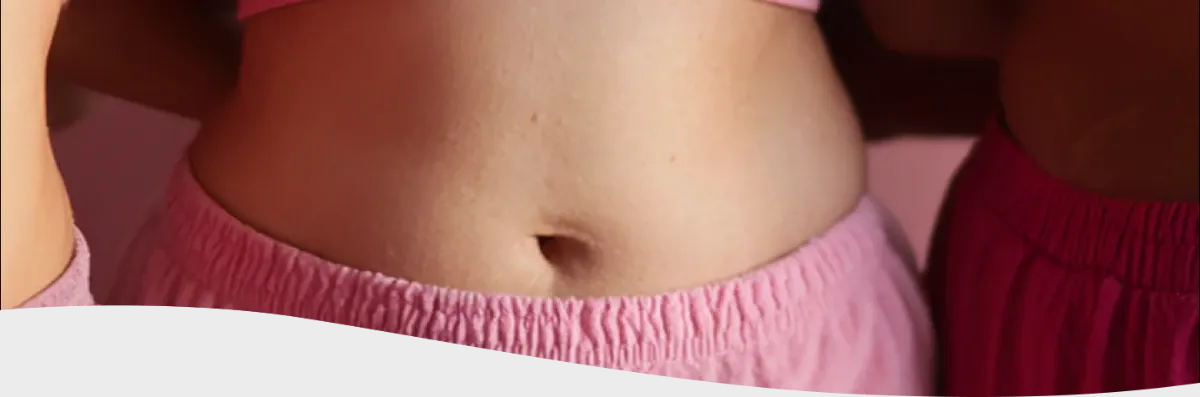 Hombre con chomba con cara de dolor mientras sostiene una hamburguesa y unas papas fritas