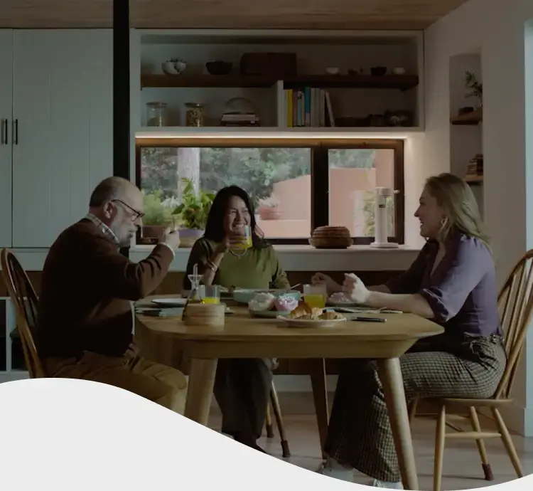 Hombre con chomba comiéndose una hamburguesa