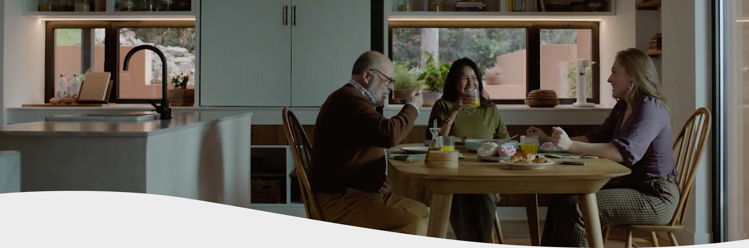 Hombre con chomba con cara de dolor mientras sostiene una hamburguesa y unas papas fritas