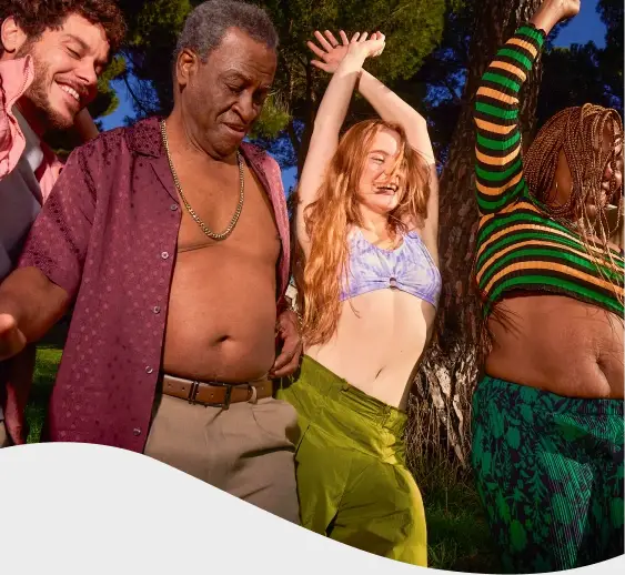 Mujer con dolor de panza en durante celebración de cumpleaños