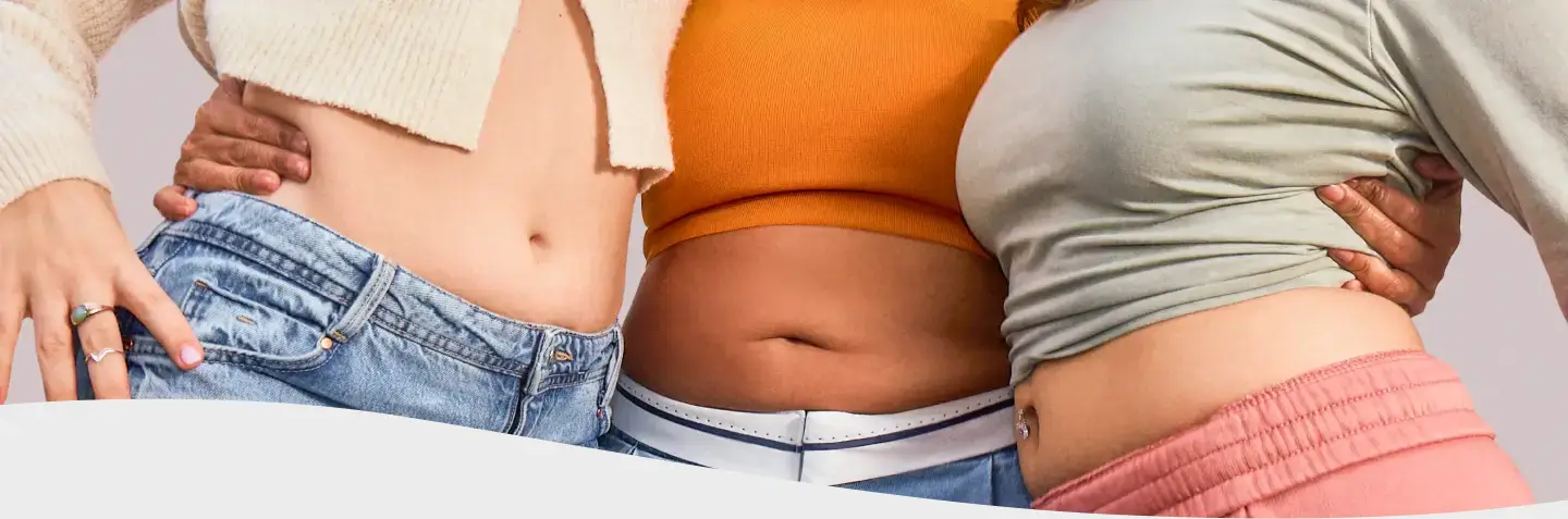 Mujer morocha con los ojos cerrados con cara de dolor