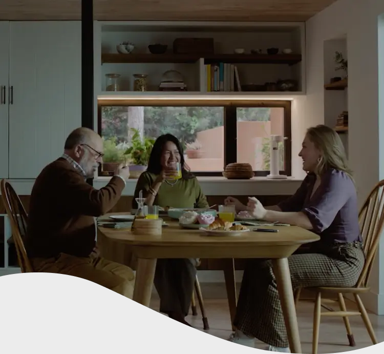 Hombre con chomba con cara de dolor mientras sostiene una hamburguesa y unas papas fritas