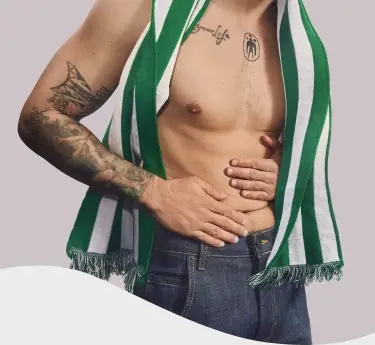 Mujer con camisa rosa sonriendo en su escritorio