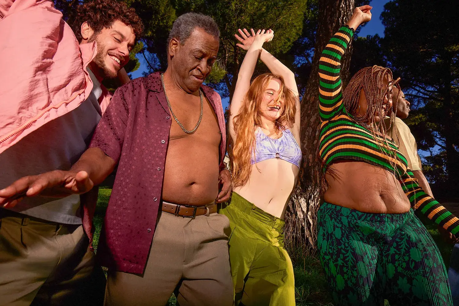 Mujer con dolor de panza en durante celebración de cumpleaños