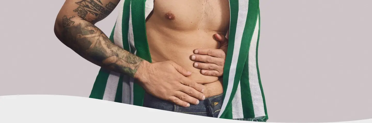 Mujer con camisa rosa sonriendo en su escritorio