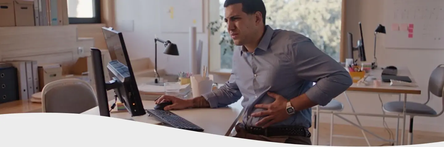 Mujer con rulos y anteojos agarrándose la cabeza mientras revisa cuentas