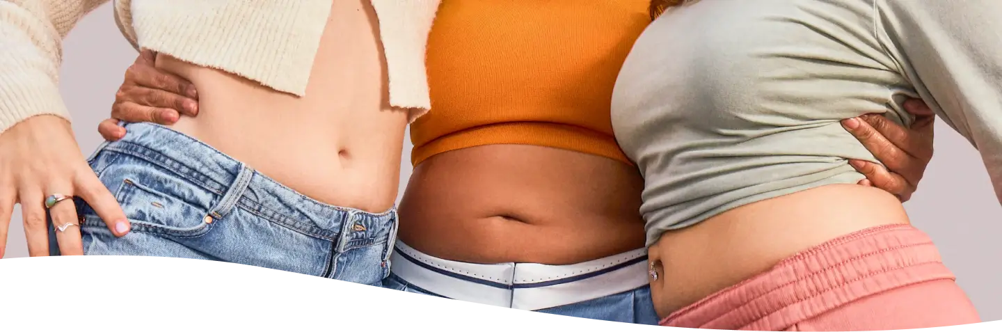 Mujer morocha con los ojos cerrados con cara de dolor