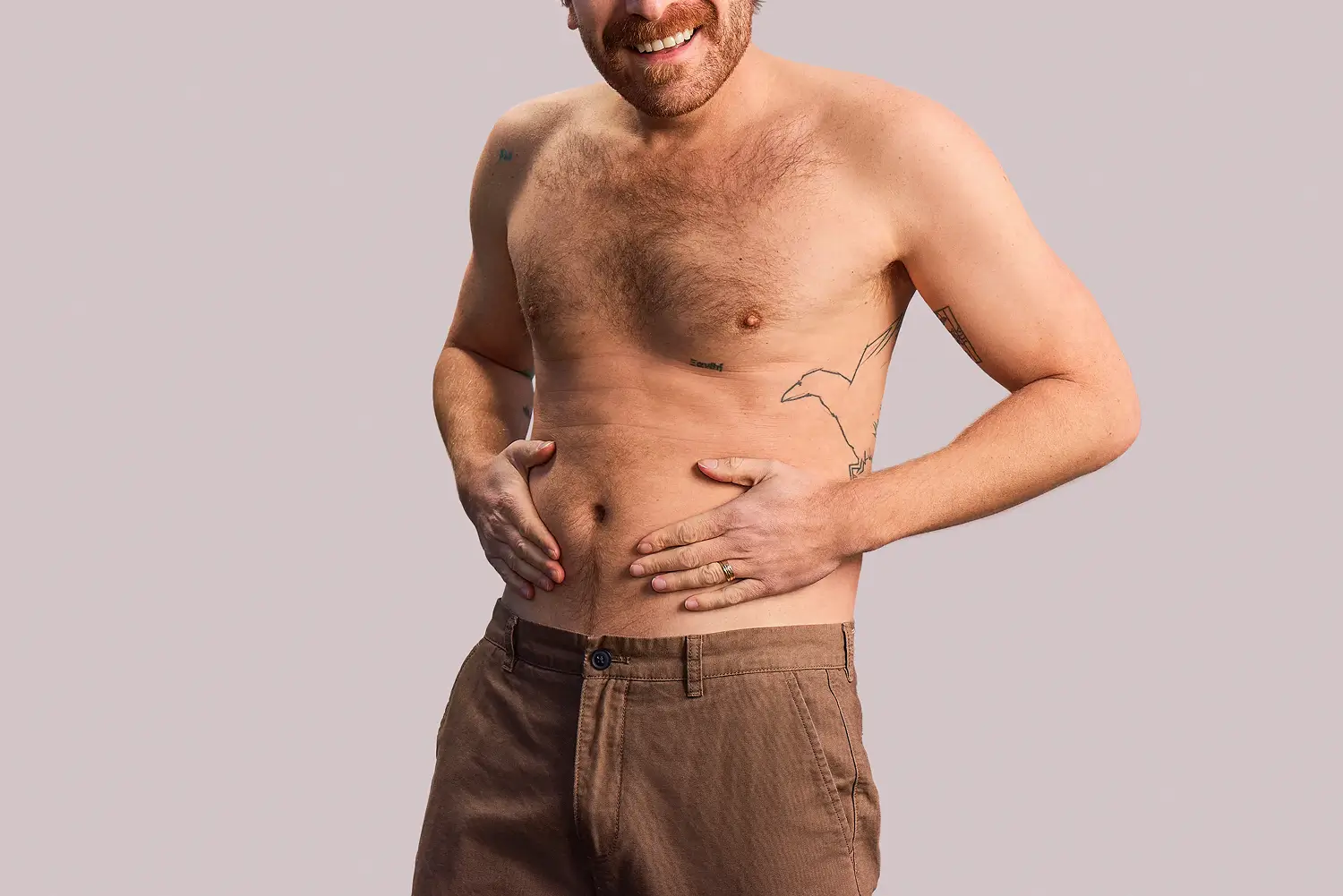 Fotografía de dos mujeres y dos hombres sonrientes, compartiendo una comida en una mesa.