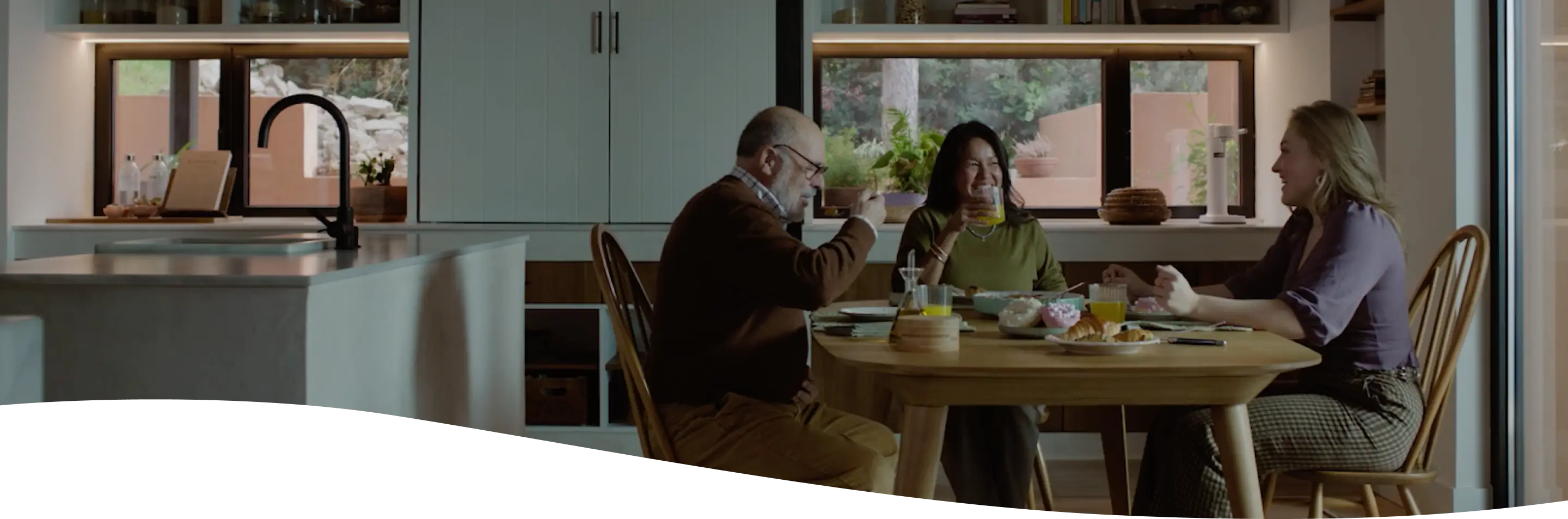 Hombre con chomba comiéndose una hamburguesa