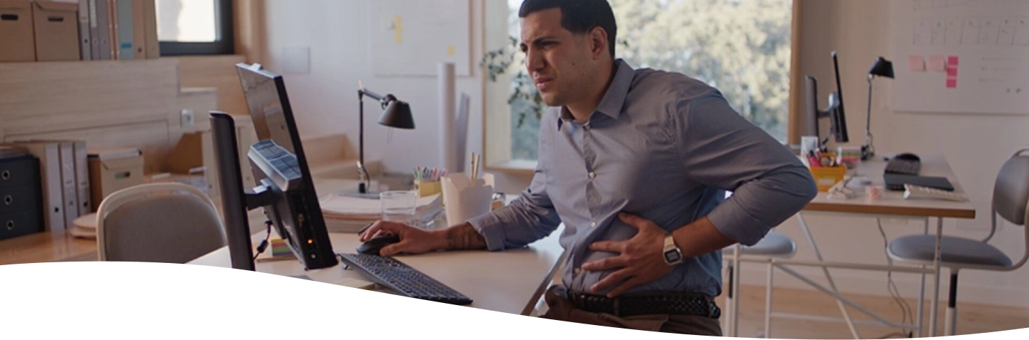 Mujer con rulos y anteojos agarrándose la cabeza mientras revisa cuentas