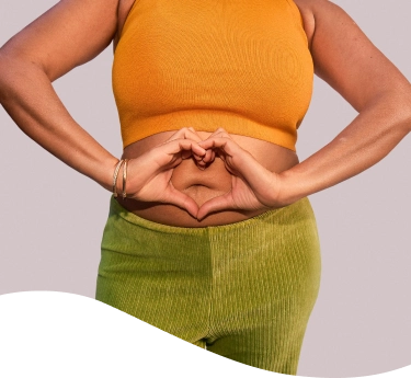 Mujer sonriendo sosteniendo su panza