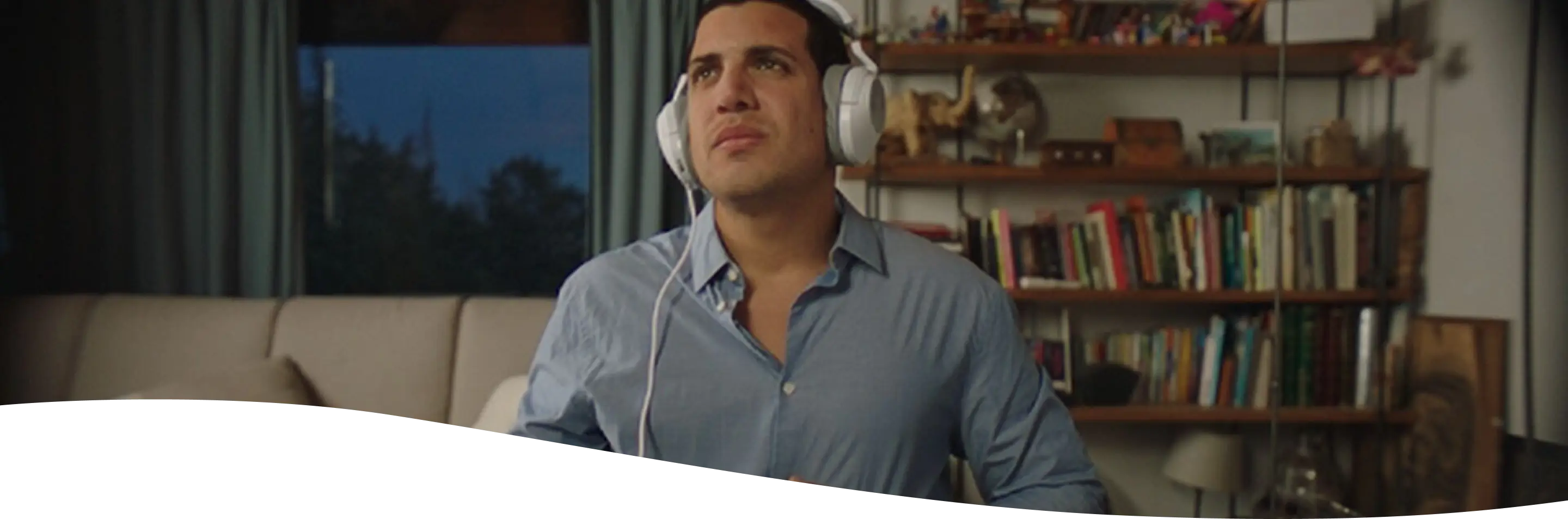 Mujer con rulos comiendo pizza agarrándose la panza por el dolor