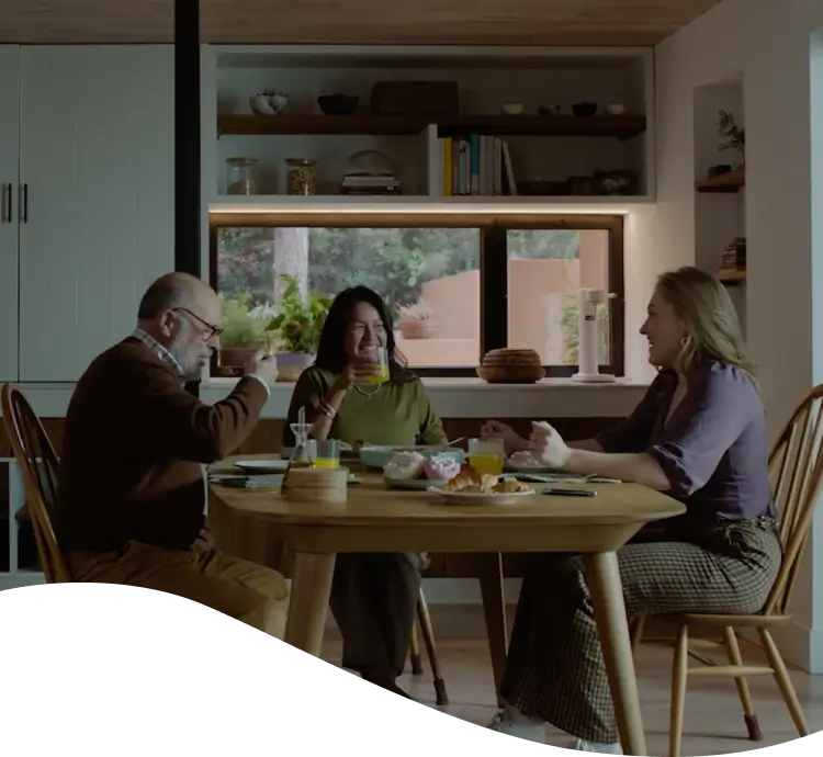 Hombre con chomba con cara de dolor mientras sostiene una hamburguesa y unas papas fritas